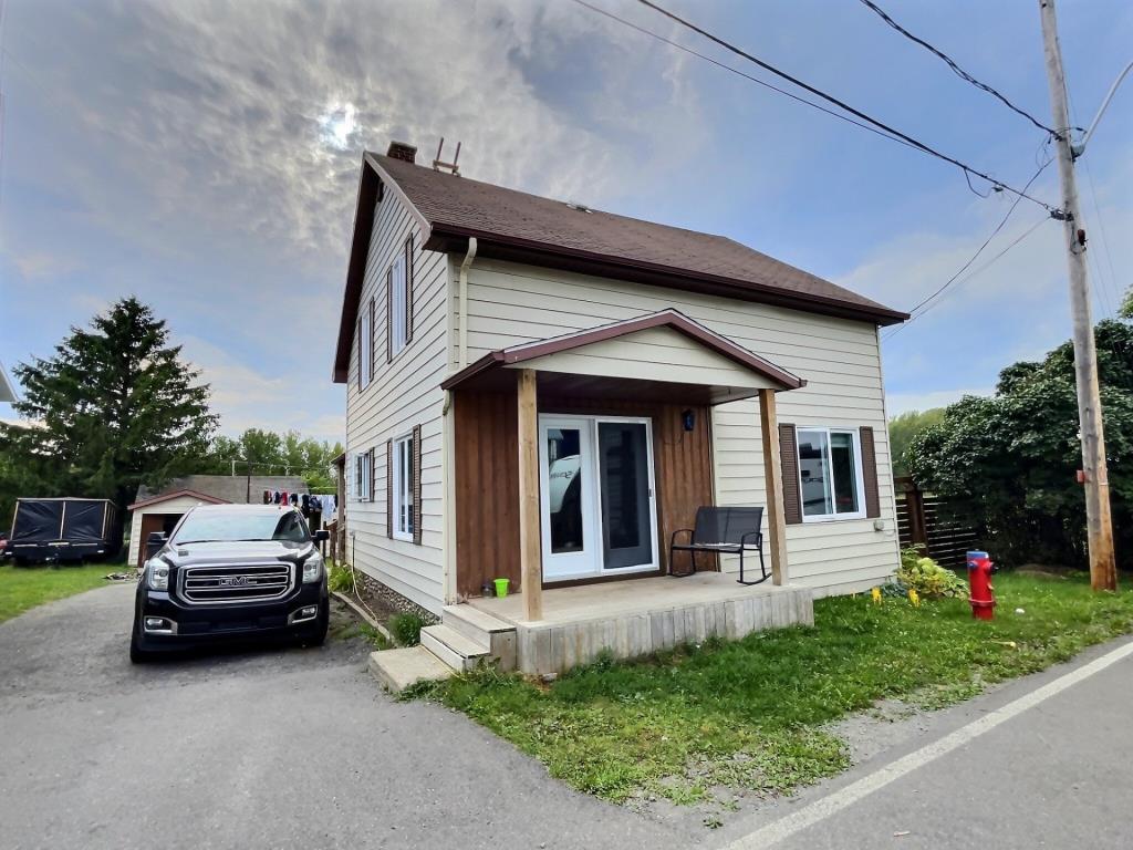 On craque pour le charme irrésistible et l'intérieur remis au goût du jour de cette maison à 159 000$ 