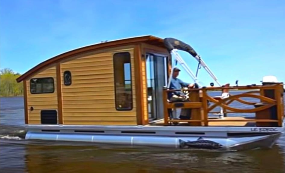 Ce Québécois a construit lui-même sa petite maison sur l'eau