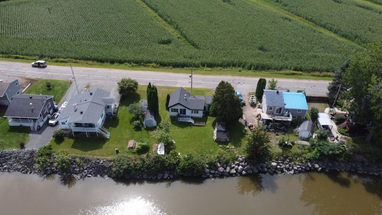 Laissez-vous charmer par la chaleur des boiseries et du poêle à bois de ce plain-pied à 197 000$ 