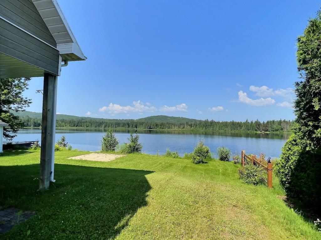 Ressourcez-vous en bordure d'un lac paisible dans ce gîte meublé à 275 000$