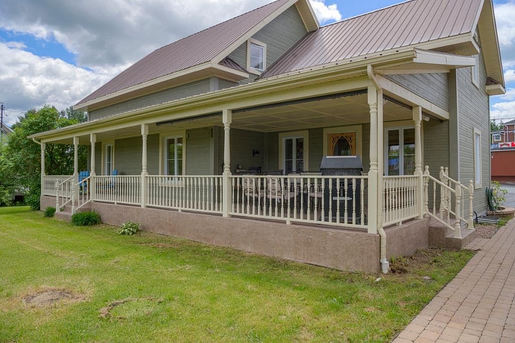 Spacieuse centenaire soigneusement rénovée avec vue sur la rivière à vendre pour 215 000$ 