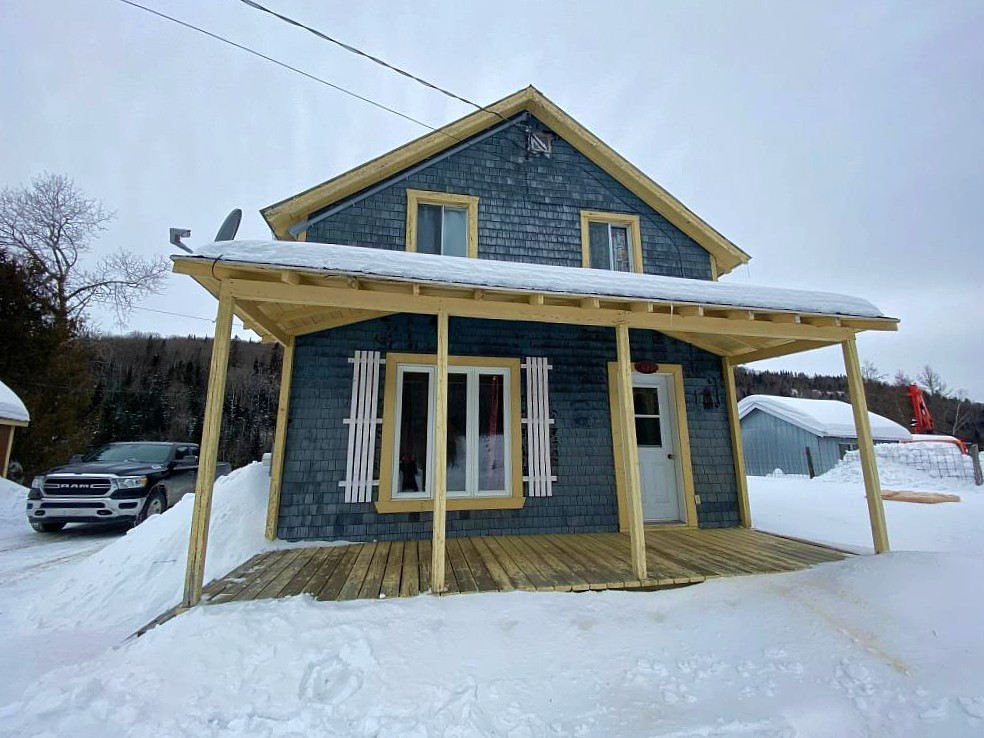Une aubaine à 99 000$! Maisonnette de 3 chambres adossée à une montagne et avec vue sur un petit lac 