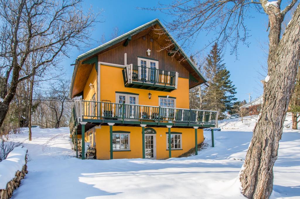 Laissez-vous charmer par le cachet chaleureux de cette maison riveraine située à quelques pas des services