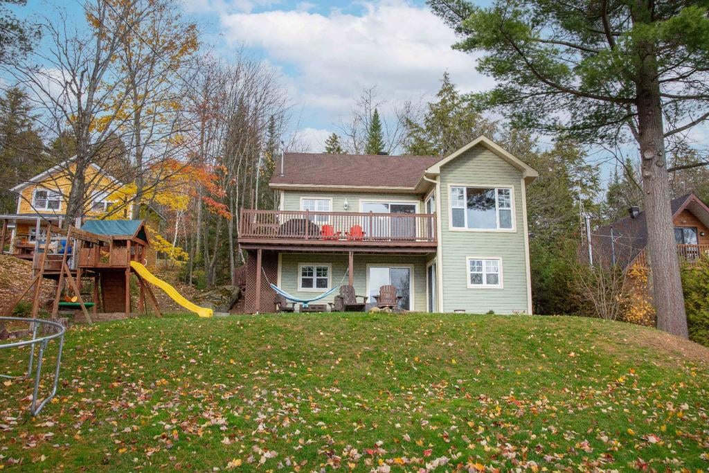 Profitez d'un lac et de sentiers pédestres à proximité; amoureux de la nature et des sports nautiques, cette maison est pour vous