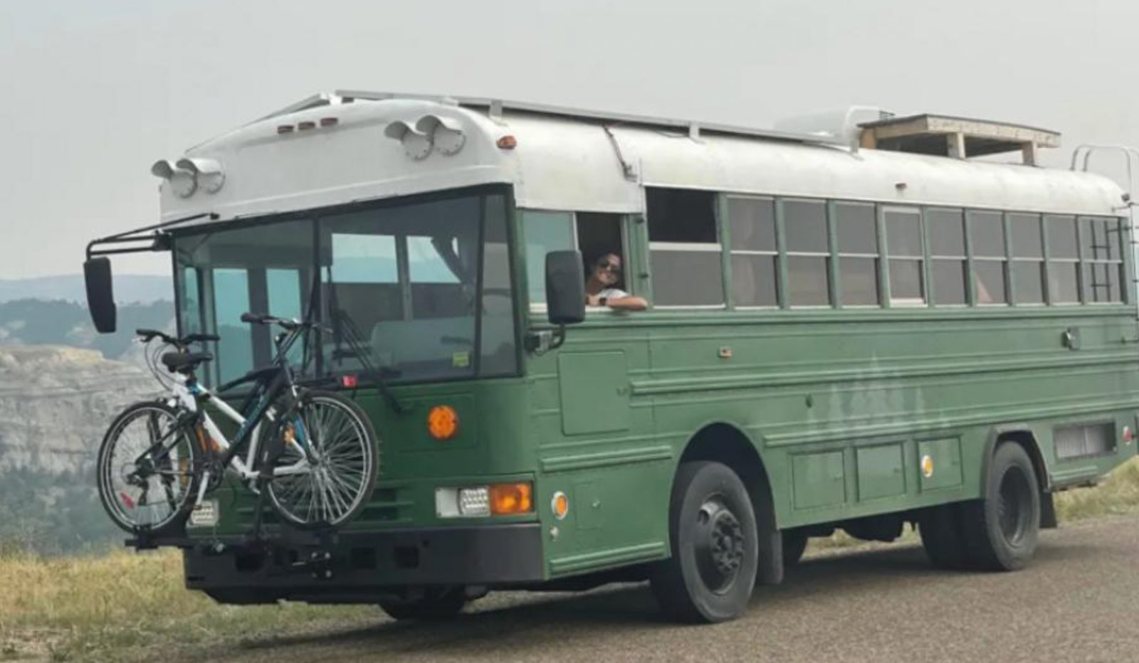 Ils transforment un autobus scolaire pour télétravailler et voyager à travers le pays.