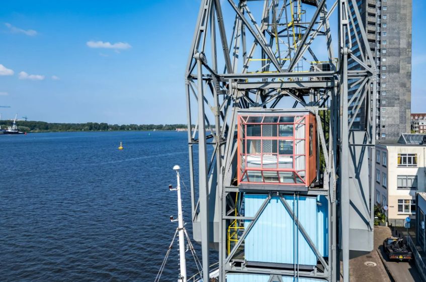 Cette propriété aménagée dans une grue au-dessus de l'eau donne le vertige