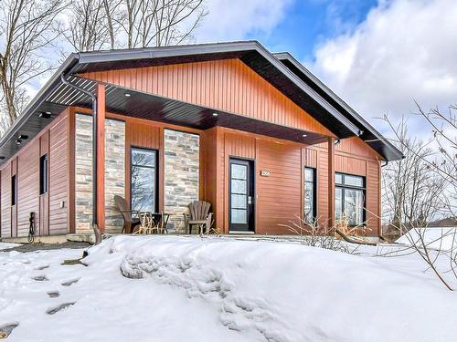 Ravissante maison de 389 000 $ conçue pour profiter au maximum de la lumière naturelle et de la superbe vue sur les montagnes avoisinantes 