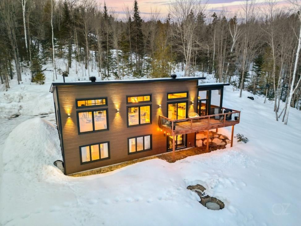 Demeure contemporaine à l’intérieur spacieux aménagé au goût du jour
