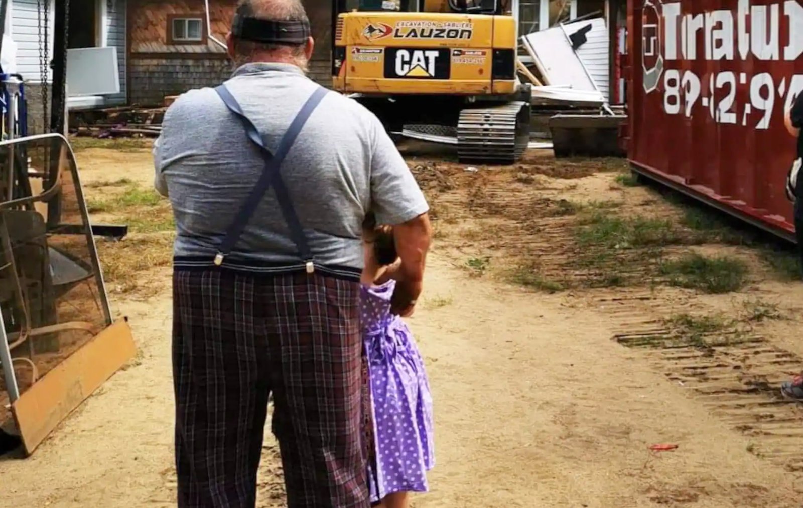 Elles décident de construire gratuitement une maison à un vieil homme qui élève sa petite-fille