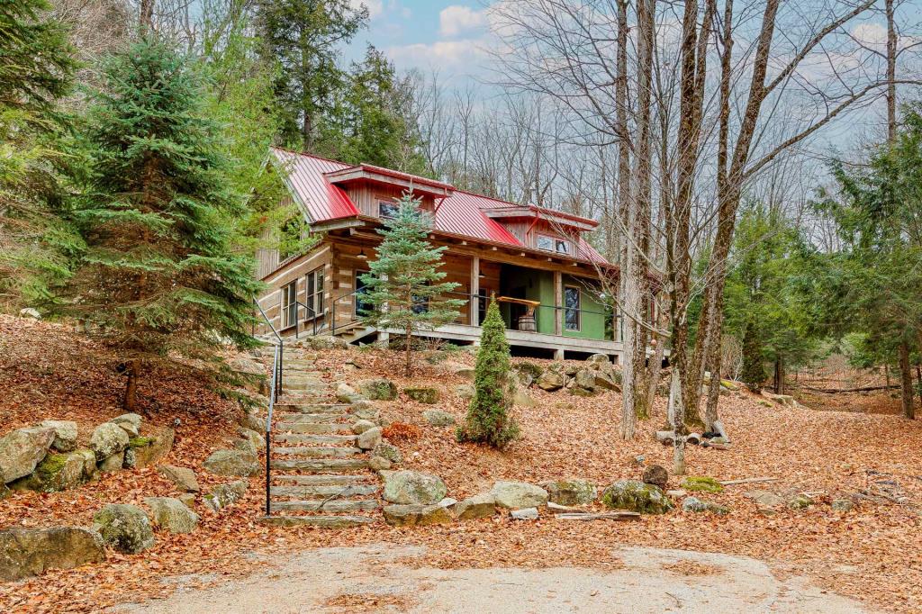 Un secret bien gardé! Résidence au charme unique nichée sur un terrain de 18 acres à 15 mins de la ville