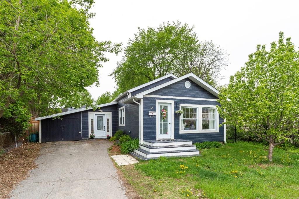 Joli plain-pied de 2 chambres, accueillant à souhait et au goût du jour à vendre pour 309 000$