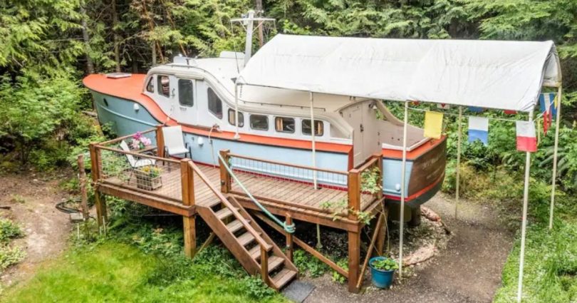 Ce vieux bateau a été transformé en une charmante location sur Airbnb 