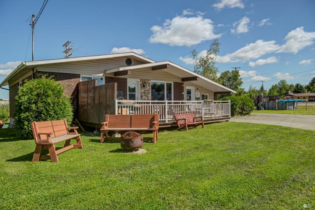 En plein cœur des services à 159 000$! Plain-pied de 4 chambres sis sur un grand terrain avec piscine