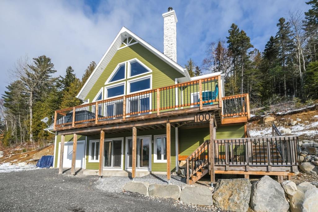 Accueillante propriété rustique-chic meublée de 3 chambres et 3 salles de bain à 2 pas des pentes de ski
