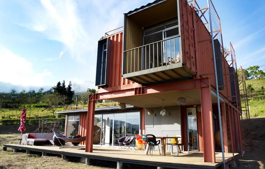 Découvrez l'intérieur de cette magnifique maison en conteneurs sur deux étages
