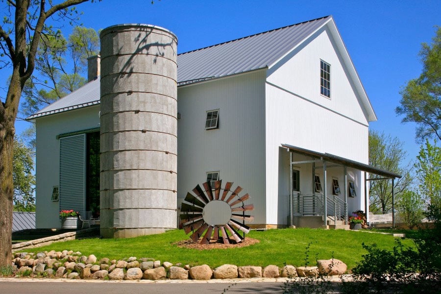 Cette grange du 19e siècle a été transformée en une impressionnante maison avec une piscine intérieure pour la nage en longueur