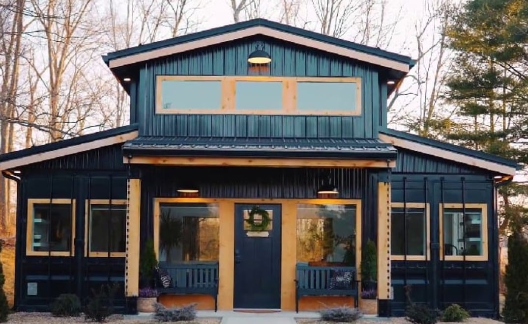 Une maison en conteneurs est si grande qu'elle cache une surprise à l'intérieur