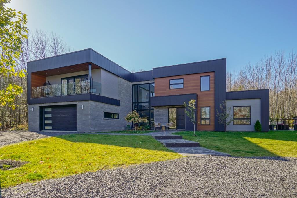 Sensationnelle propriété contemporaine aux mille attraits sise sur un terrain de 364 162 pi²