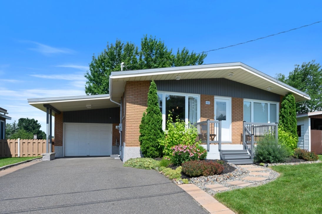 Ce joli bungalow de 399 000 $ offre un intérieur rénové au goût du jour