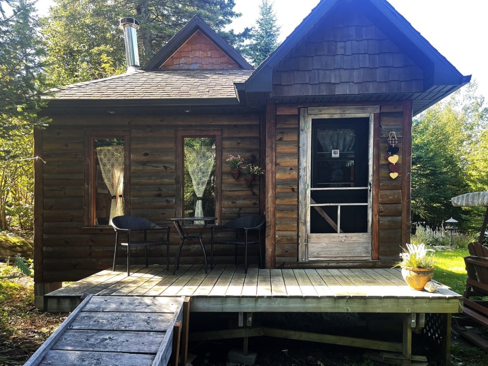 Sympathique chalet de 89 900 $ vendu meublé et situé sur un grand terrain de 63 026 pi²