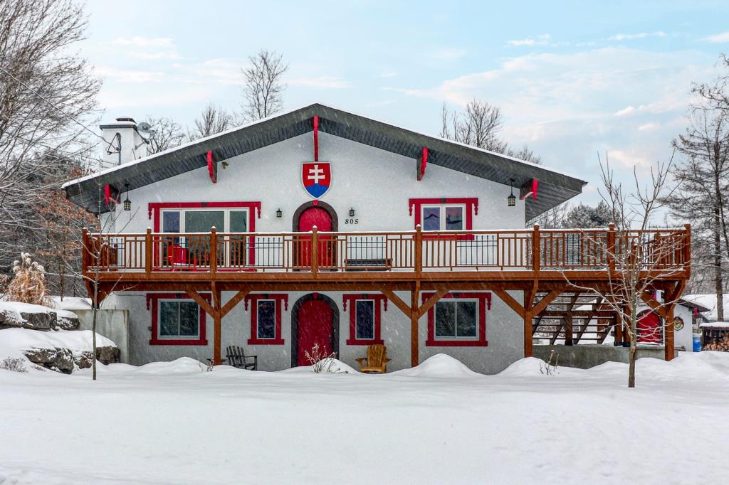 Coup de coeur assuré! Épatante maison-chalet suisse de 4 chambres située près de tous les attraits de Sainte-Adèle