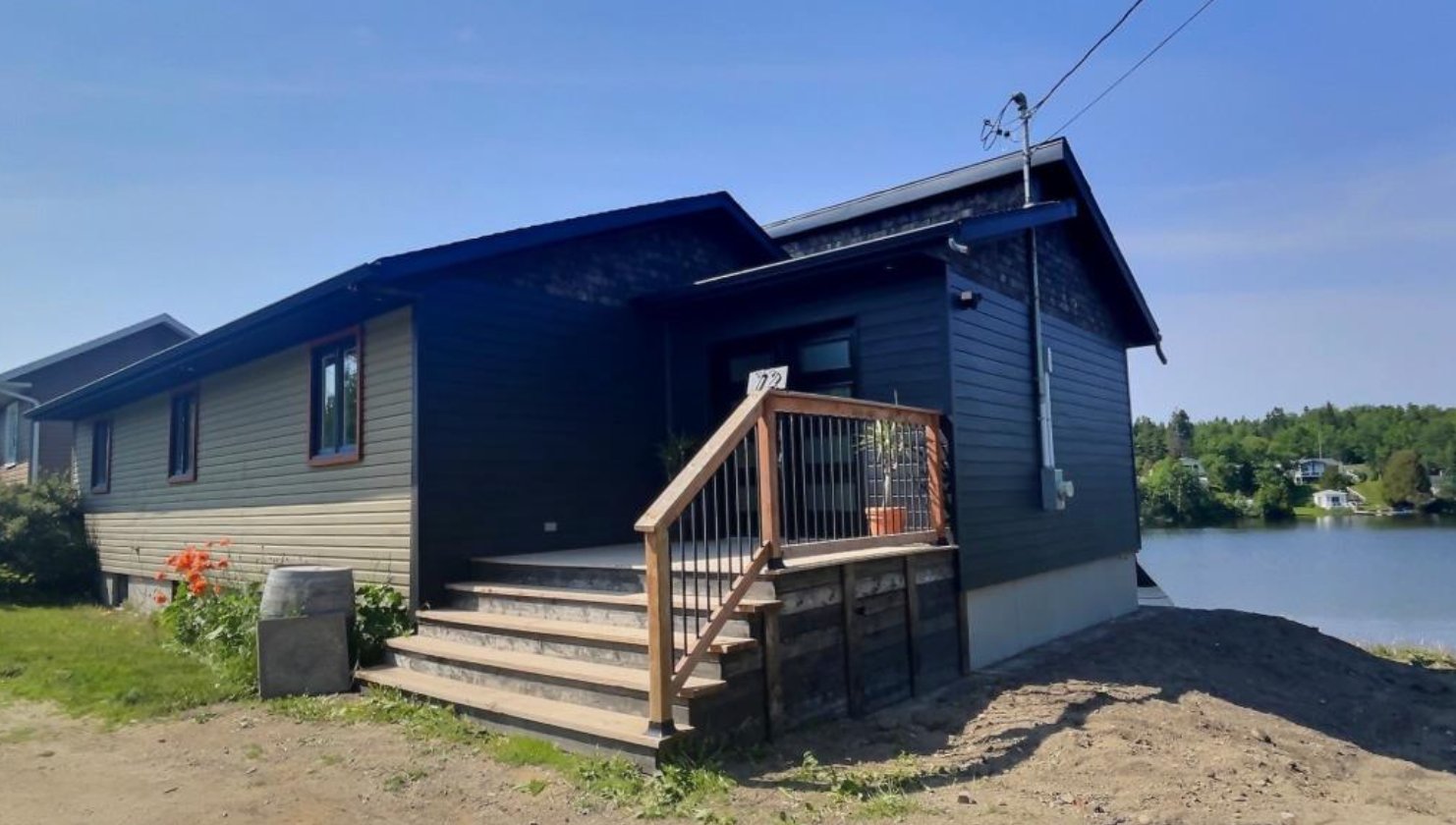 Cette maison à vendre vous offre le charme et la quiétude de la Gaspésie au bord d'un lac