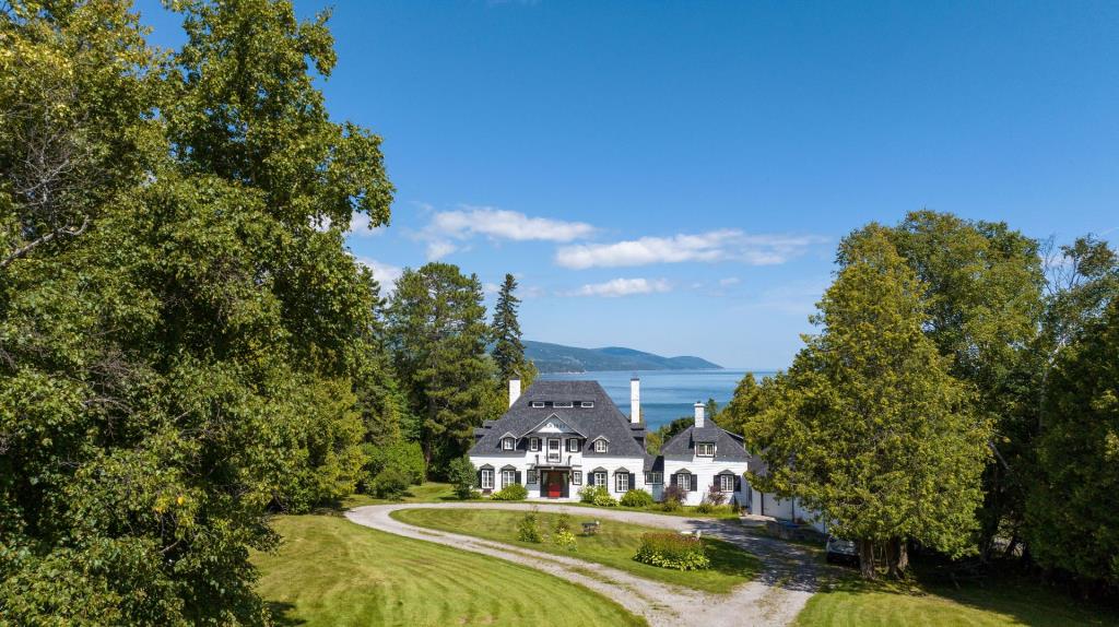 Rare sur le marché! Belle d'autrefois sise dans un cadre enchanteur avec vue panoramique sur le fleuve
