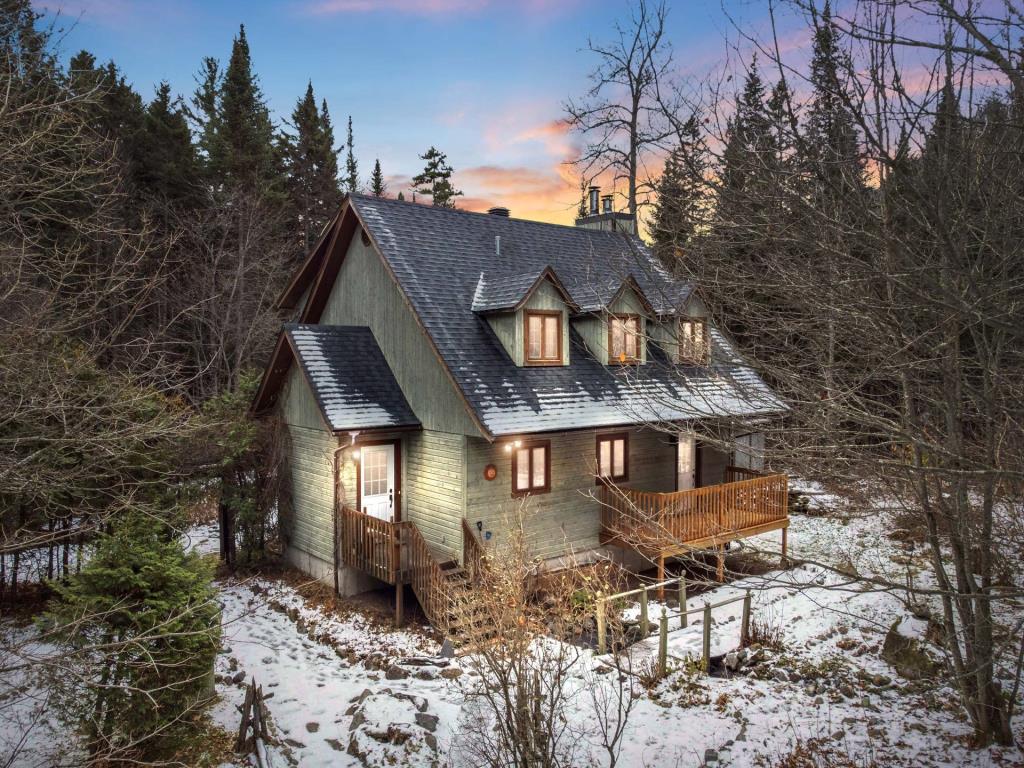 Du charme à revendre! Ravissant cottage niché sur un terrain boisé de 102 747 pi²
