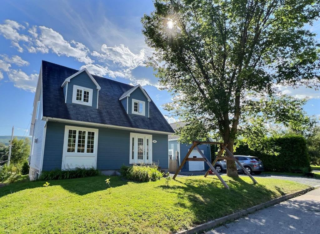 Sur une rue paisible! Ravissante maison champêtre de 13 pièces et cour ensoleillée avec vue sur la montagne