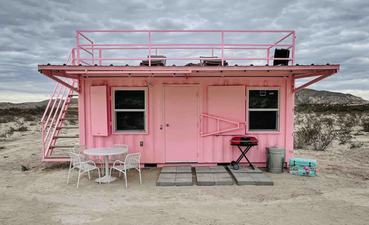 Ce magnifique conteneur rose bonbon au milieu du désert est à louer sur AirBnb