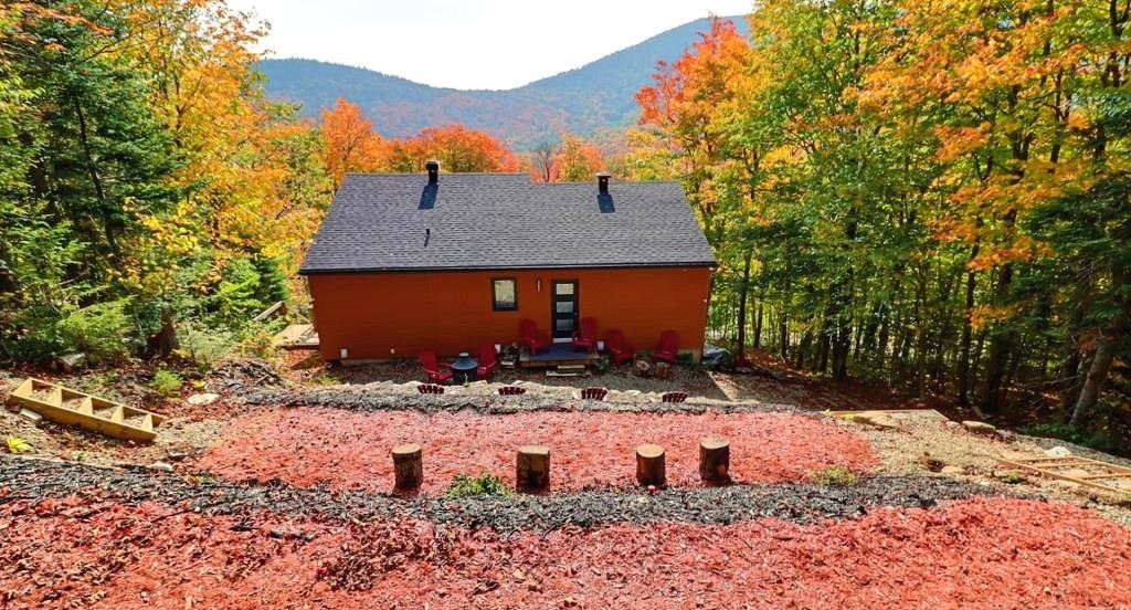 Vendu meublé! Splendide refuge moderne à flanc de montagne