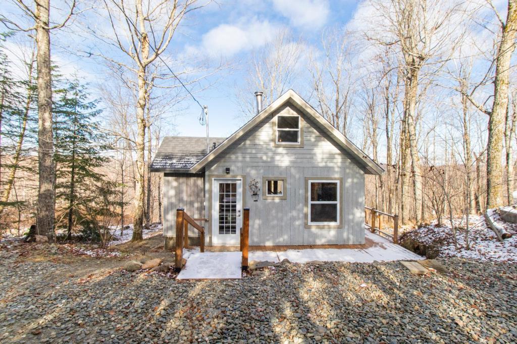 Rénové l'an passé, ce charmant gîte en montagne est vendu meublé et équipé au coût de 189 900$