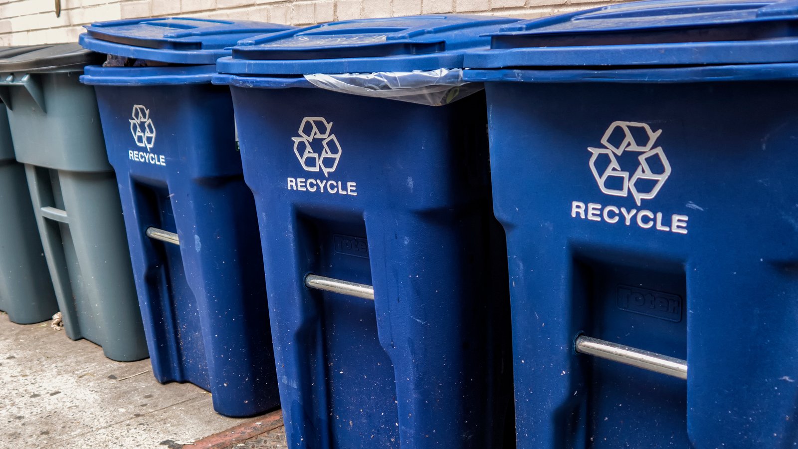 Doit-on rincer nos contenants avant de les mettre dans le bac de recyclage ?