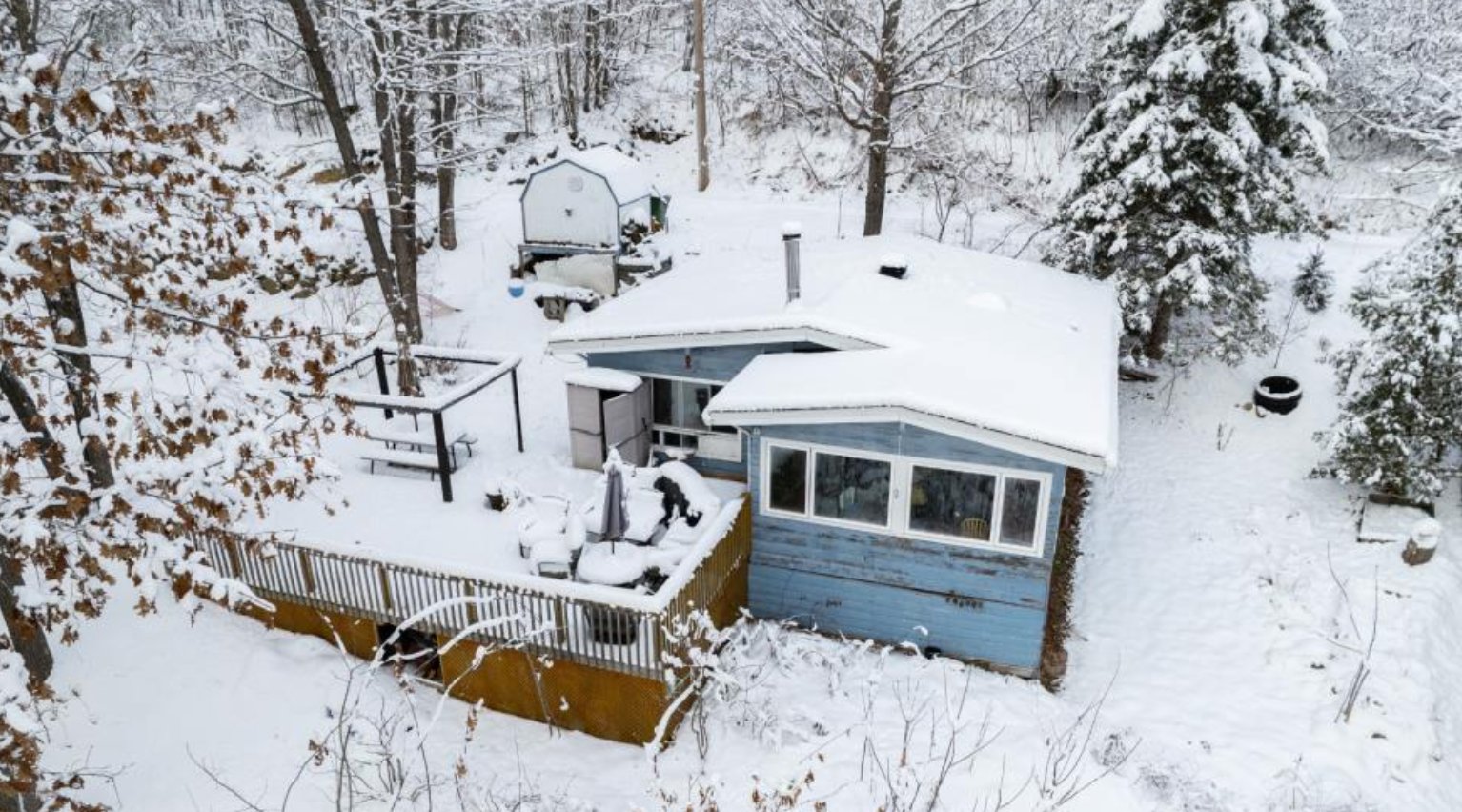 Magnifique maison sur le bord d'un lac avec plage de sable en été