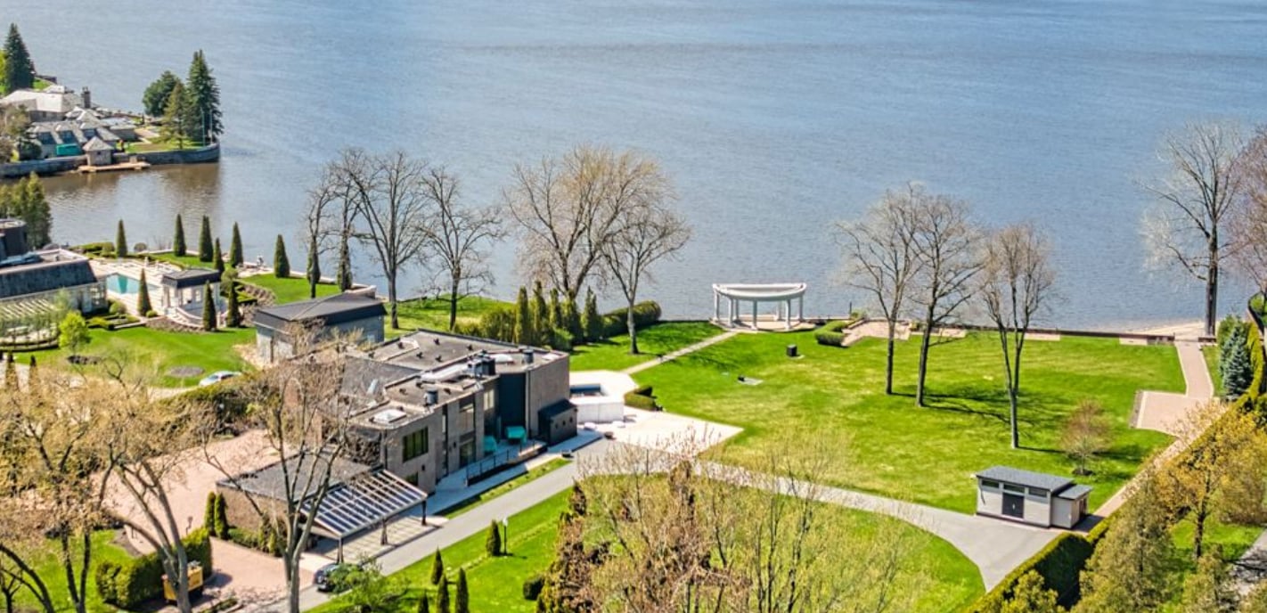 Un luxueux domaine privé près de l'eau à seulement 30 minutes de Montréal