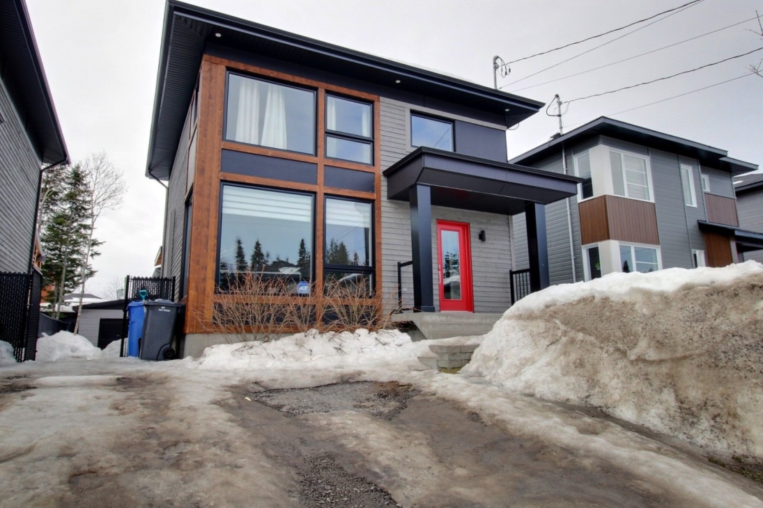 Ravissante demeure contemporaine de 429 000 $ située dans un beau quartier familial
