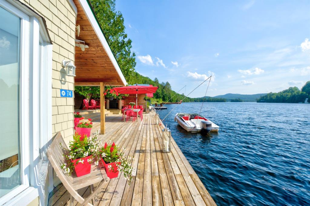 Rare sur le marché! Cottage riverain splendidement rénové et entièrement meublé 