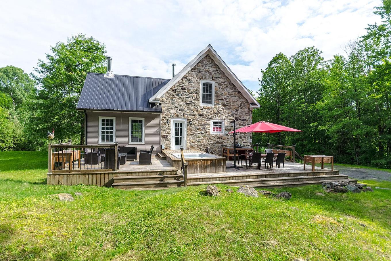 Magnifique résidence perchée dans les collines de West Brome sur un terrain de 2 acres
