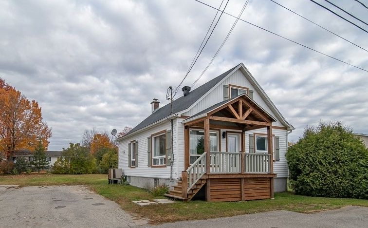 Superbement remise au goût du jour! Lumineuse demeure à 359 000$ à moins d'une heure de Montréal