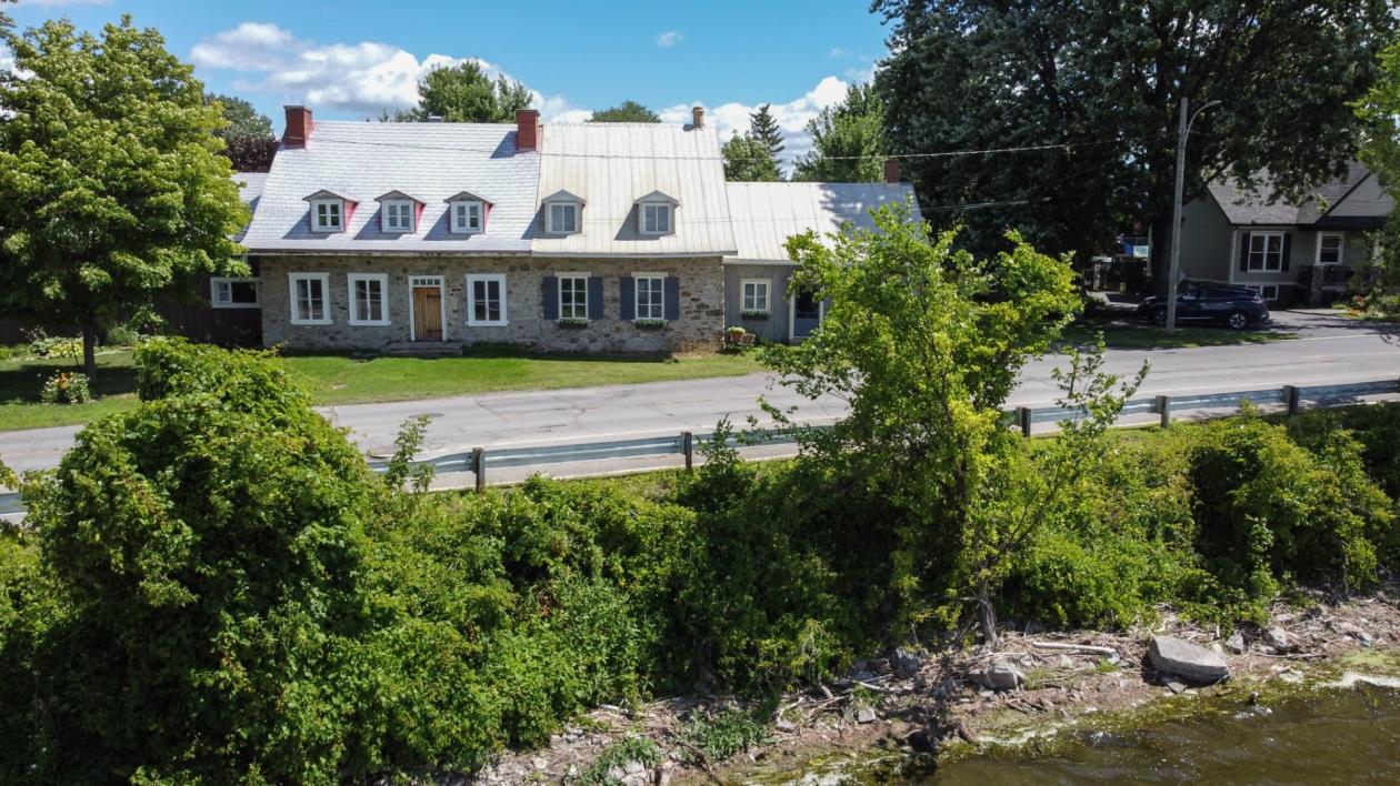 Plongez dans le passé en découvrant le cachet authentique de ce bijou ancestral longeant une rivière 