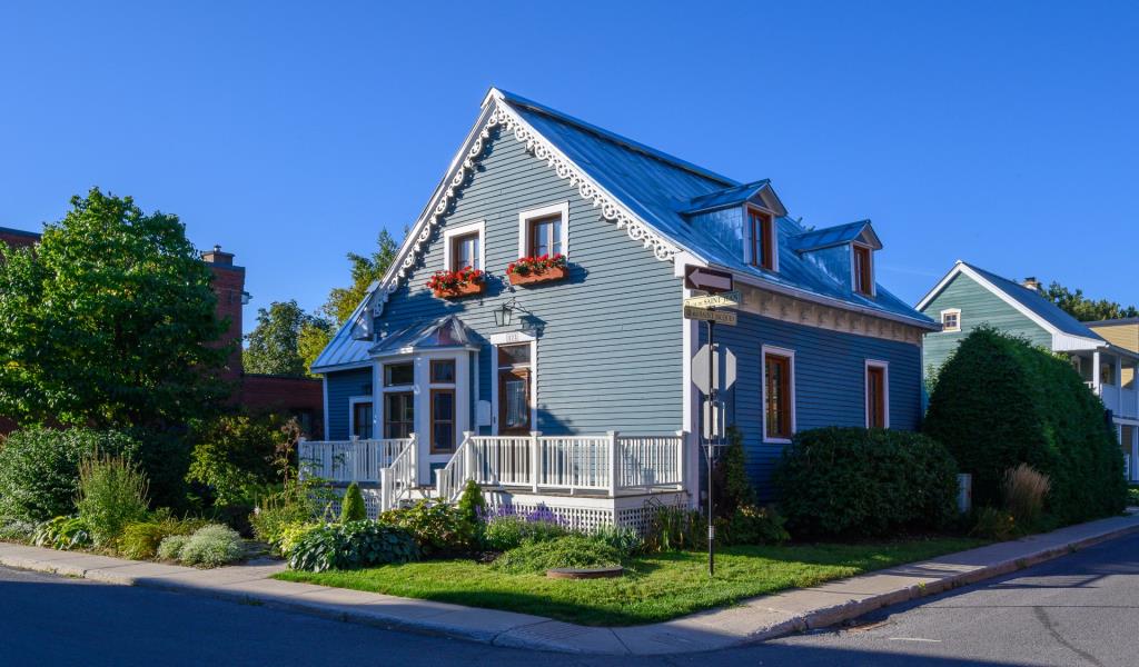 Faites un voyage dans le temps en visitant cette exceptionnelle maison d'antan au caractère unique