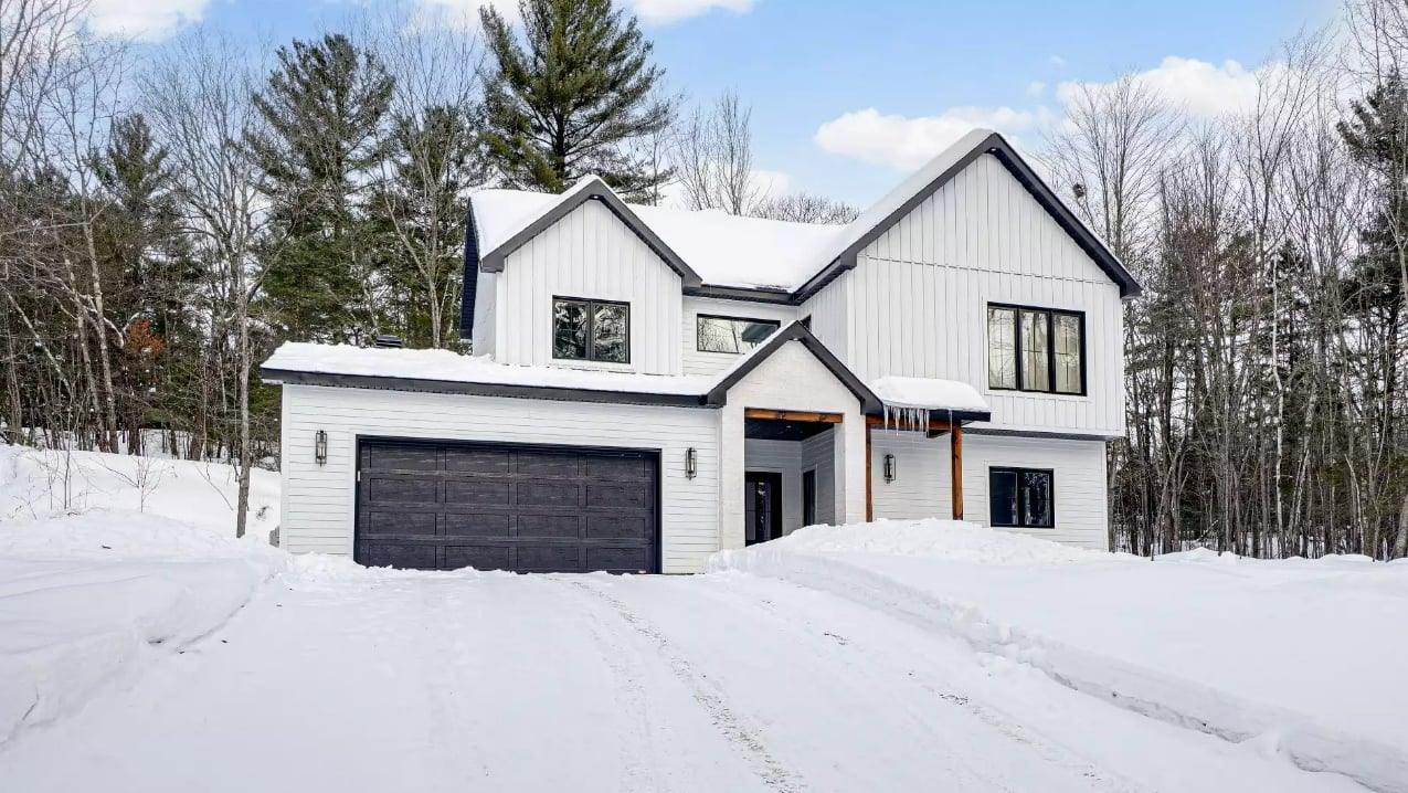 Réduction de 75 000 $ pour cette superbe construction entourée de nature
