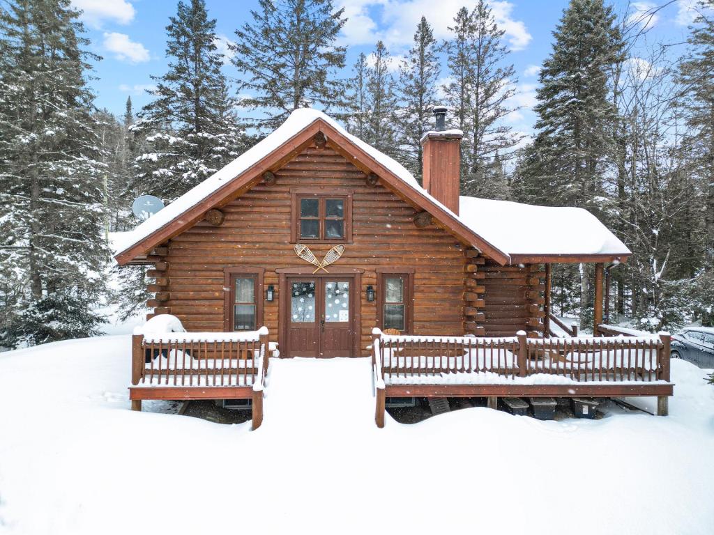 Vendu meublé! Chaleureux chalet en bois rond aux abords d'un lac paisible