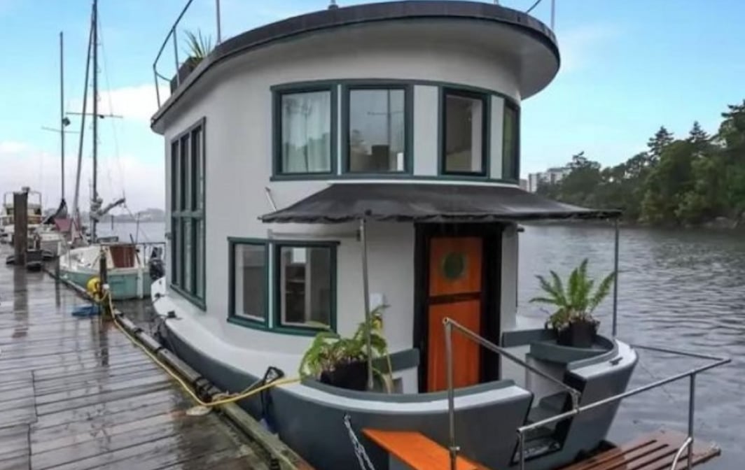 Un couple transforme un vieux bateau en cette magnifique minimaison sur l'eau