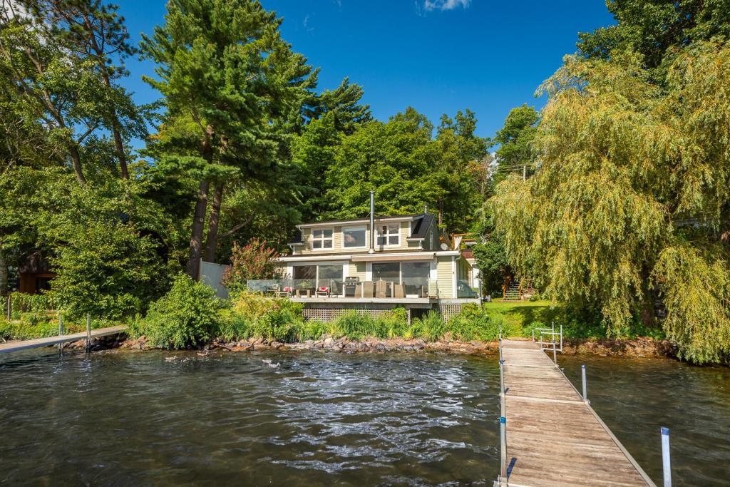 On a magnifiquement revampé l'intérieur de ce cottage au bord de l'eau 