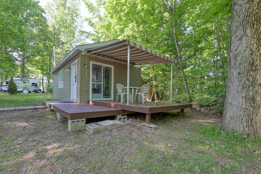 Vendu meublé à 75 000$! Mini chalet au goût du jour à quelques pas d'un lac et d'une foule d'activités