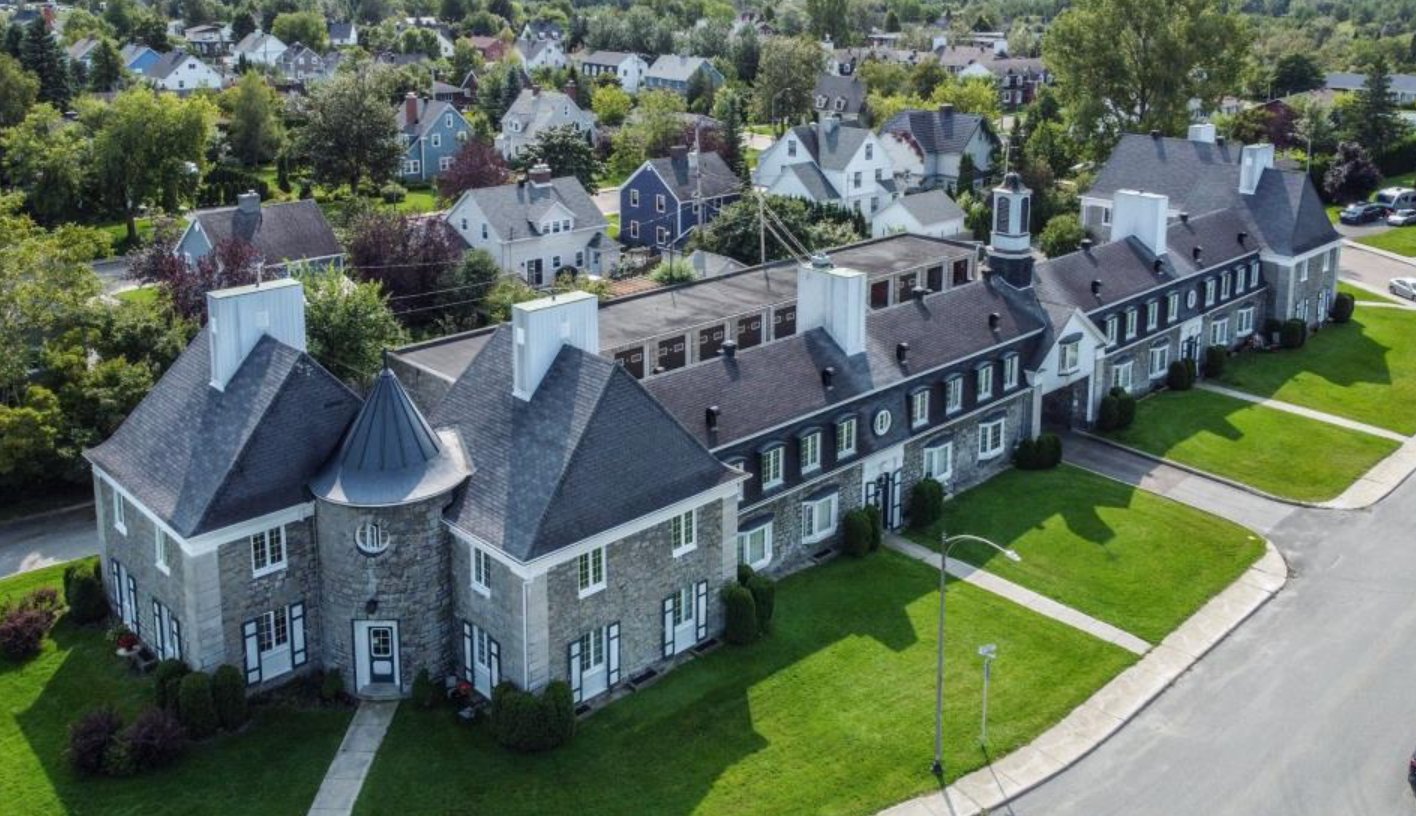 Cet immense château est présentement à vendre au Saguenay à un plus petit prix que vous pensez