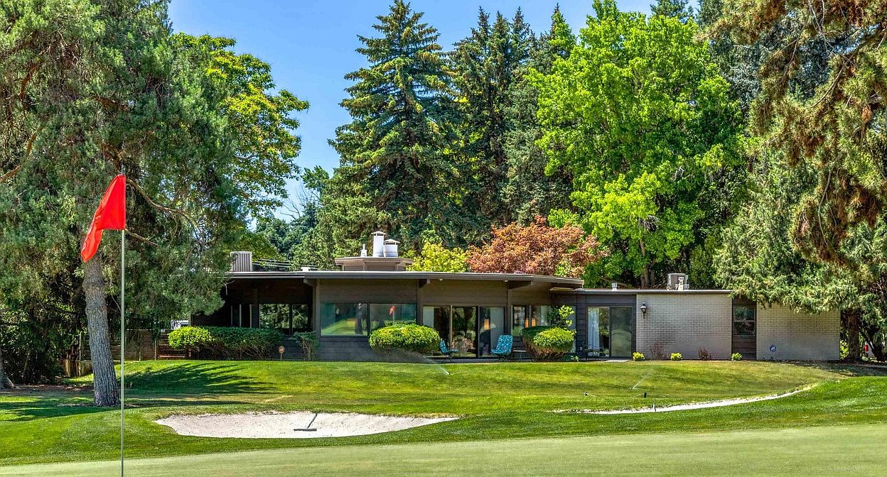Rare unifamiliale de 1961 dont l'authentique décor mid-century a été fidèlement préservé