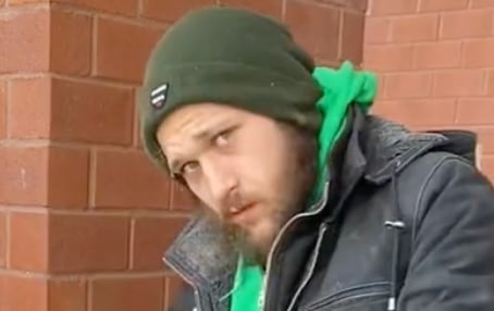 Mathieu, le premier sans-abri à profiter des mini-maisons de Mike Ward, nous amène voir la sienne.