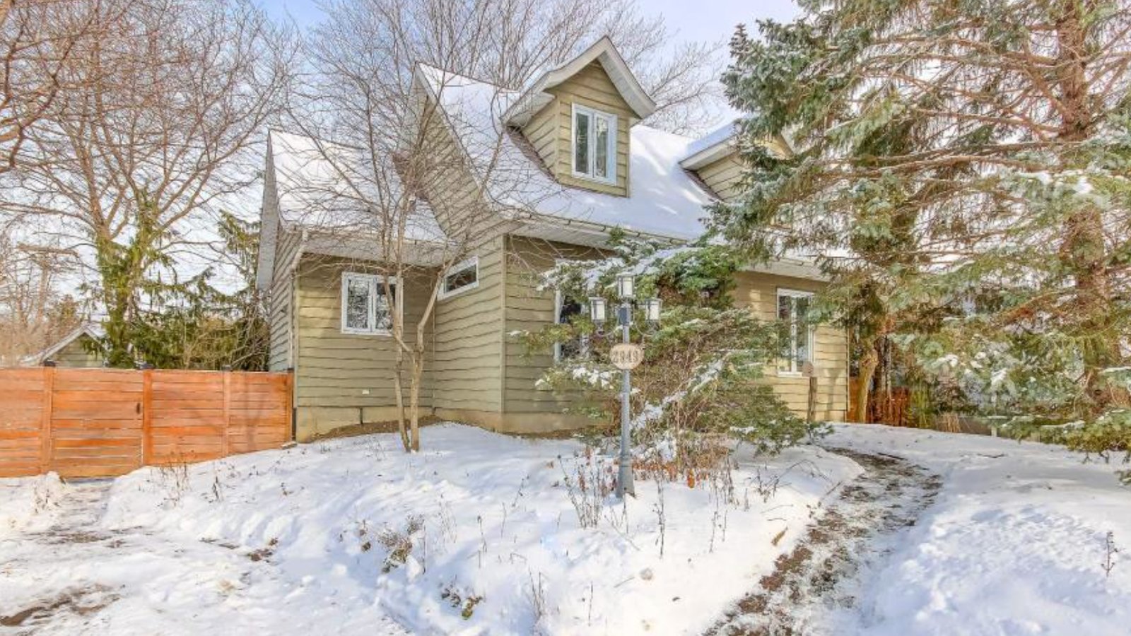 Ce cottage canadien plein de cachet dans un secteur de choix vous attend